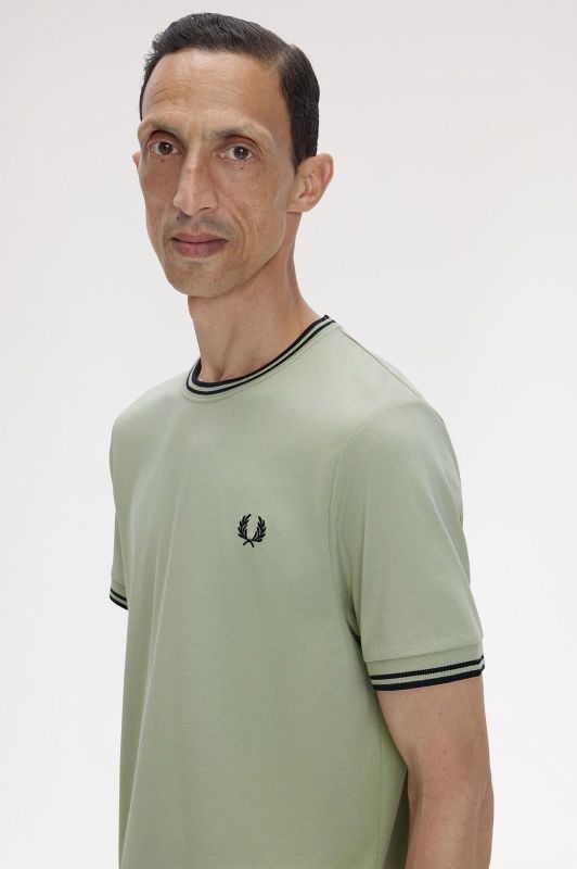 Fred Perry Twin Tipped T-Shirt Seagrass/Black  (M1588V-S23) - Caramel (Sint-Job-in-’t-Goor)