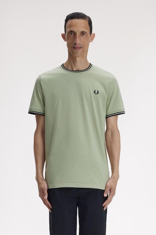 Fred Perry Twin Tipped T-Shirt Seagrass/Black  (M1588V-S23) - Caramel (Sint-Job-in-’t-Goor)