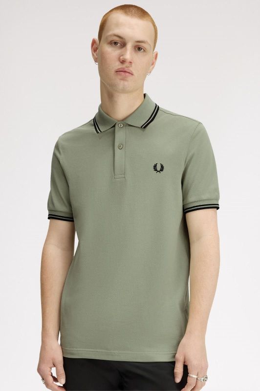Fred Perry Twin Tipped Shirt Polo Seagrass/Black  (M3600-S23) - Caramel (Sint-Job-in-’t-Goor)
