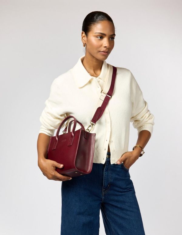 O My Bag Jacki Midi Dark Cherry Classic Leather Webbing Strap  (OMB-E194DV) - Caramel (Sint-Job-in-’t-Goor)