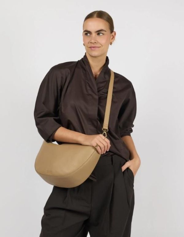 O My Bag Leo Maxi Dark Sand  (OMB-E223S1) - Caramel (Sint-Job-in-’t-Goor)