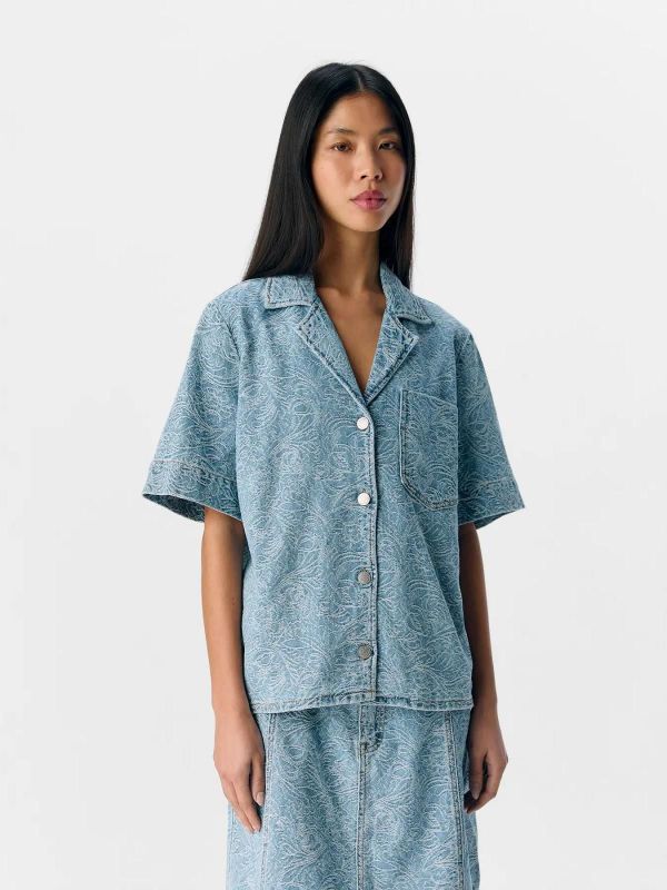 Object Mirwa RE S/S Denim Shirt Light Blue Denim  (23046421 light blue denim) - Caramel (Sint-Job-in-’t-Goor)