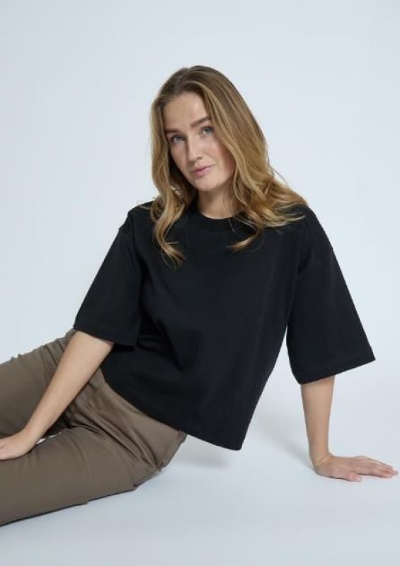 Peppercorn Fiola GOTS T-Shirt Black  (PC8144-9000 Black) - Caramel (Sint-Job-in-’t-Goor)