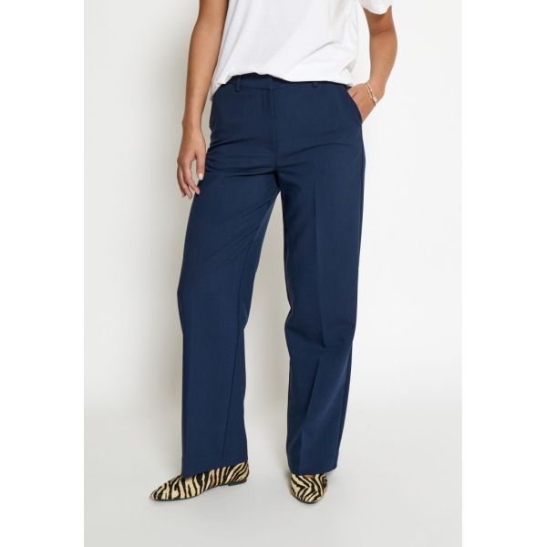 Peppercorn Gina Straight Pant Black Iris  (PC8482-5270) - Caramel (Sint-Job-in-’t-Goor)
