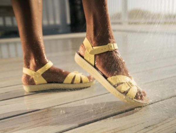 Salt Water Sandals Boardwalk Butter Yellow  (BOARDWALK BUTTER YELLOW) - Caramel (Sint-Job-in-’t-Goor)