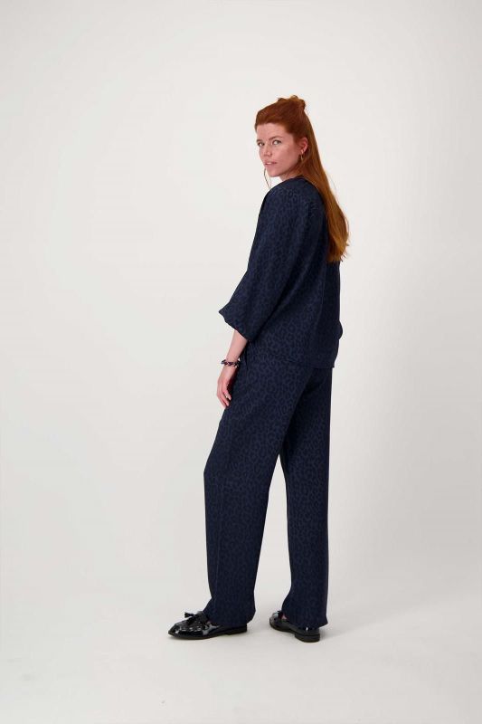 Zusss Satijnen Jacquard Blouse Navy  (0304-199/2018) - Caramel (Sint-Job-in-’t-Goor)