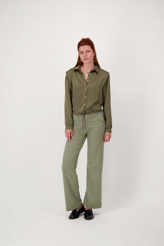 Zusss Satijnen Blous Met Schouderdetail Moss Green  (0304-202/40009) - Caramel (Sint-Job-in-’t-Goor)