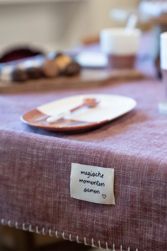 Zusss Tafelkleed Magische Momenten Donkerrood  (0710-0008/3007) - Caramel (Sint-Job-in-’t-Goor)